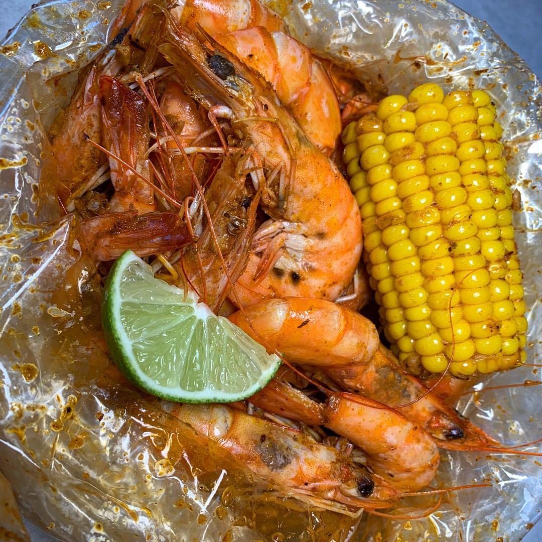 Cajun shrimp with corn and lime